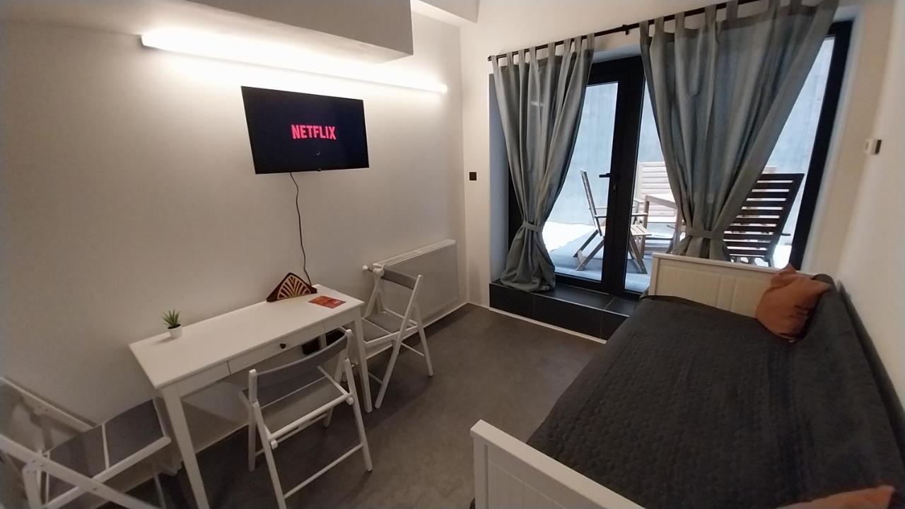 Peaceful Basement Apartment With Terrace & Free Gym Budapest Exteriör bild