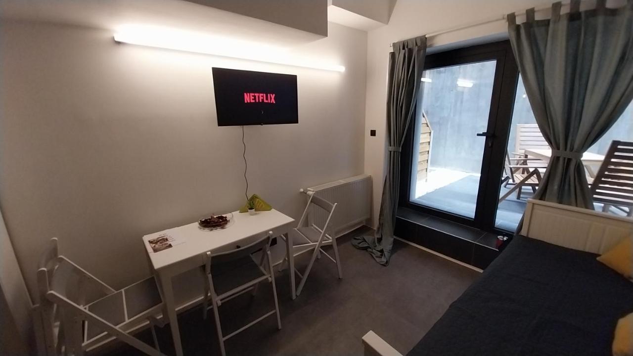 Peaceful Basement Apartment With Terrace & Free Gym Budapest Exteriör bild