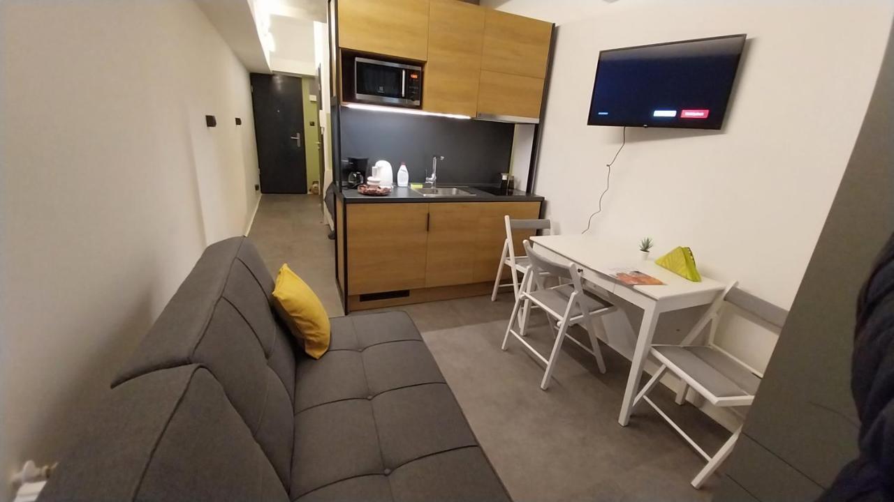 Peaceful Basement Apartment With Terrace & Free Gym Budapest Exteriör bild