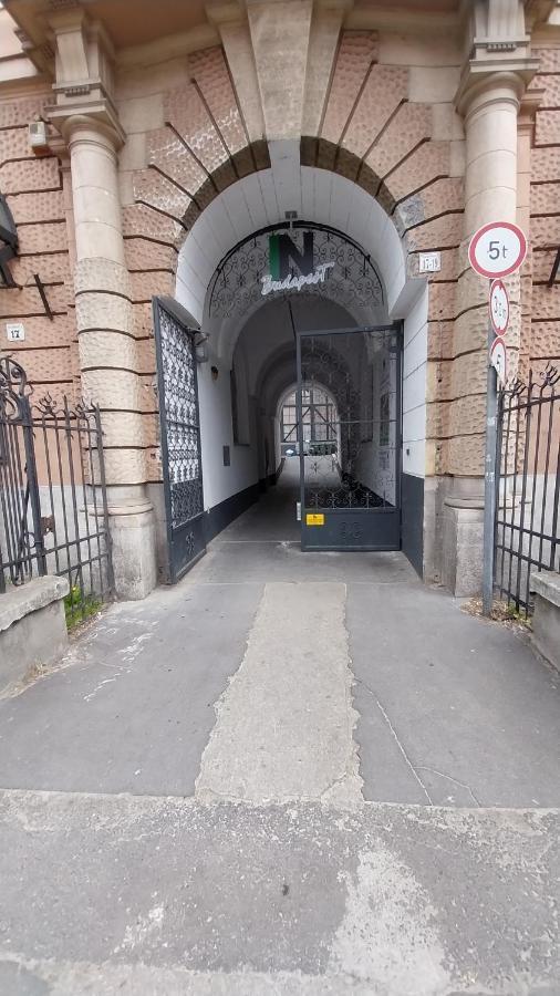 Peaceful Basement Apartment With Terrace & Free Gym Budapest Exteriör bild