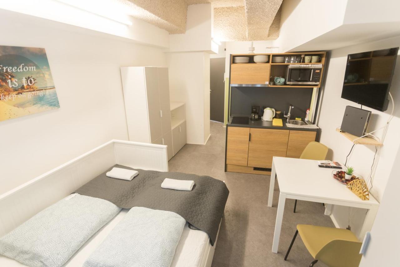 Peaceful Basement Apartment With Terrace & Free Gym Budapest Exteriör bild