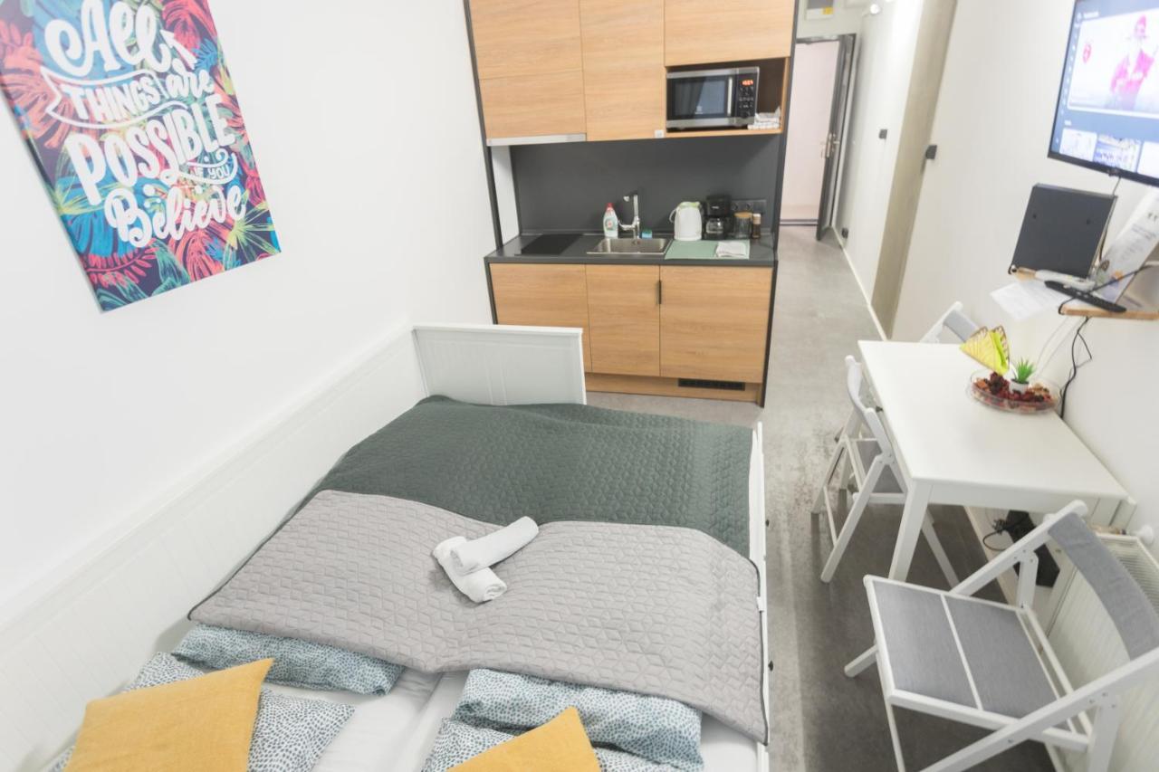 Peaceful Basement Apartment With Terrace & Free Gym Budapest Exteriör bild